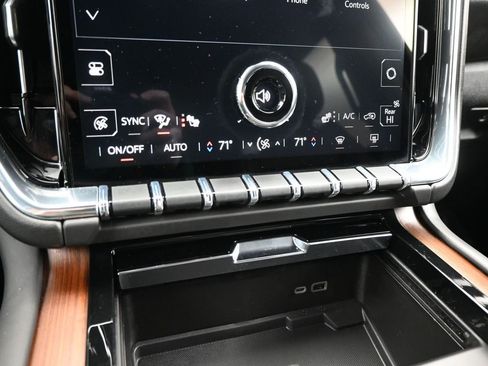 Used 2025 GMC Yukon XL Denali image 17