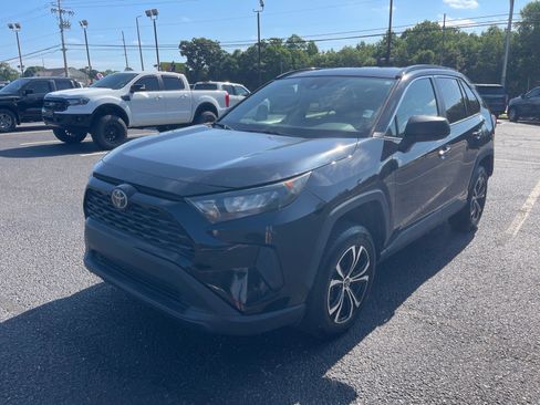 Used 2019 Toyota RAV4 LE FWD image 3