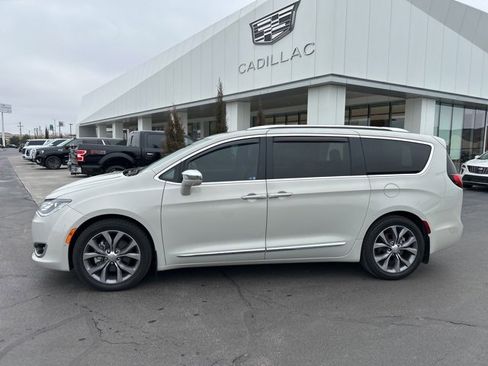 Used 2020 Chrysler Pacifica Limited image 1