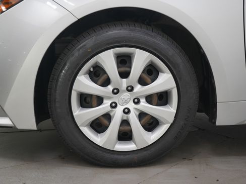 Used 2020 Toyota Corolla LE FWD image 29