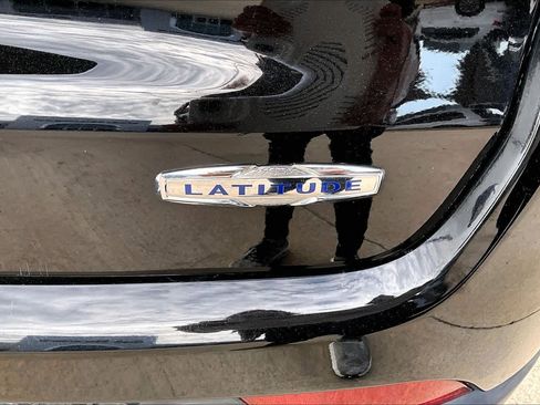 Used 2018 Jeep Compass Latitude FWD image 11