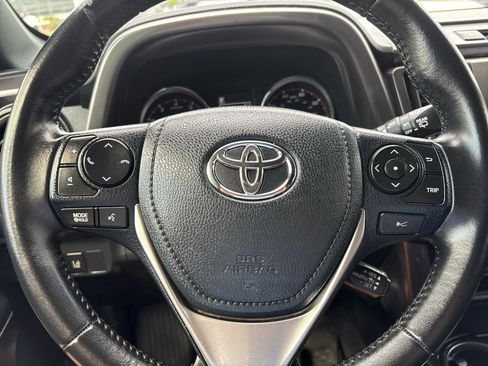 Used 2018 Toyota RAV4 SE w/ Power Extra Value Package image 33