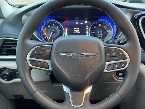 Used 2024 Chrysler Pacifica Touring-L image 14