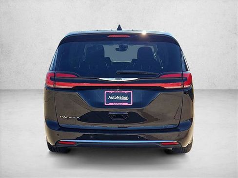 Used 2024 Chrysler Pacifica Touring-L image 7