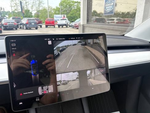 Used 2021 Tesla Model Y Long Range AWD/4WD image 25