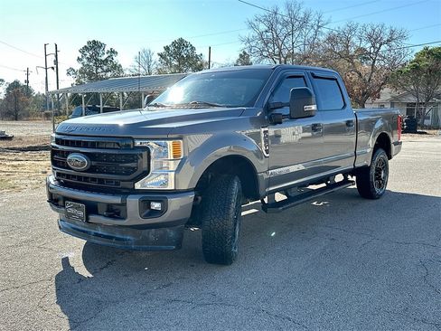 Used 2022 Ford F250 XLT w/ Black Appearance Package image 2