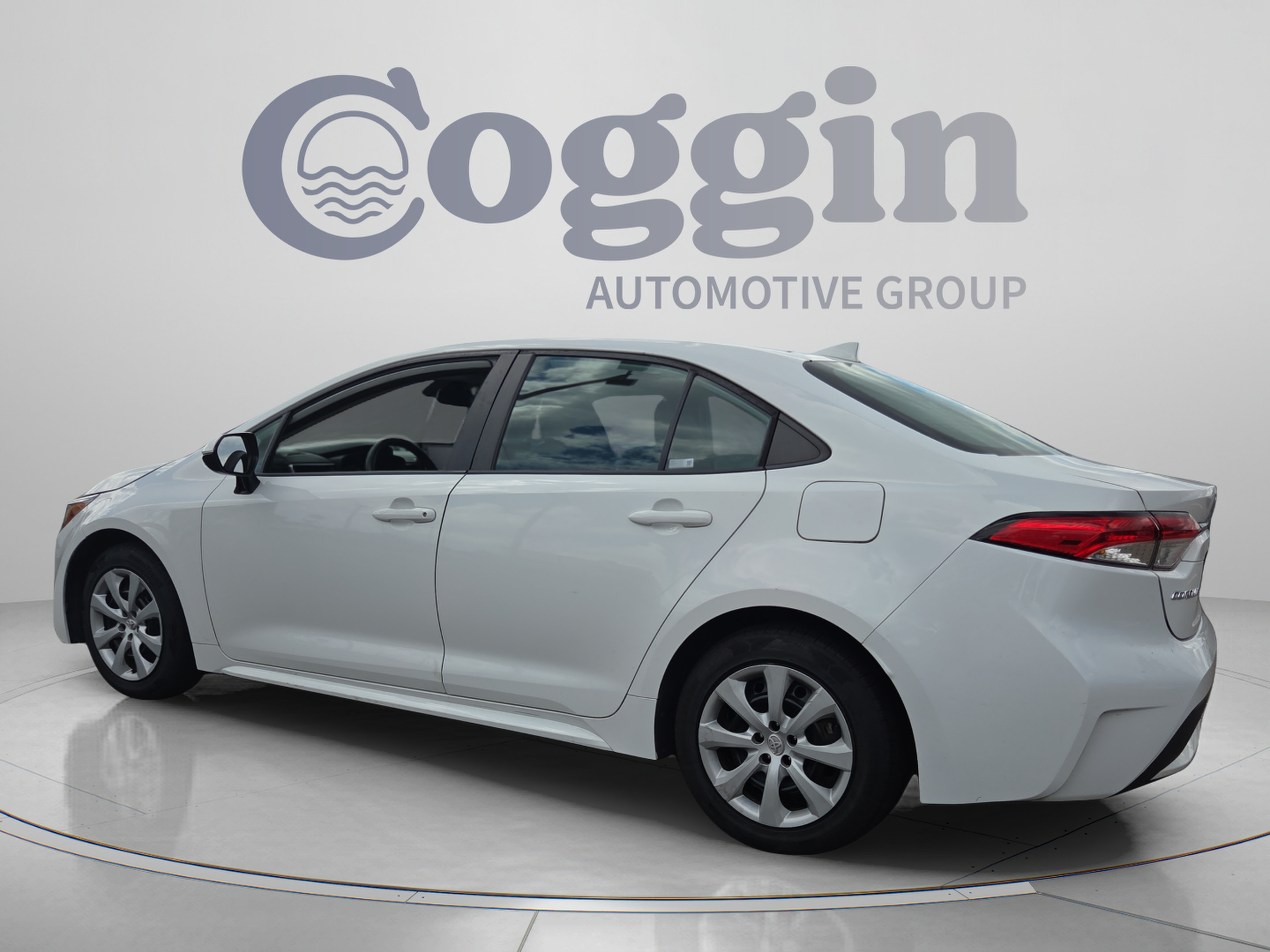 Used 2022 Toyota Corolla LE FWD image 3