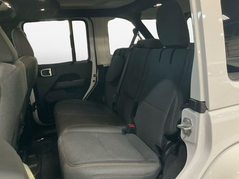 Used 2025 Jeep Wrangler Unlimited Sahara image 13