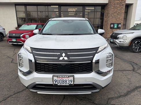 Used 2025 Mitsubishi Outlander SE image 3
