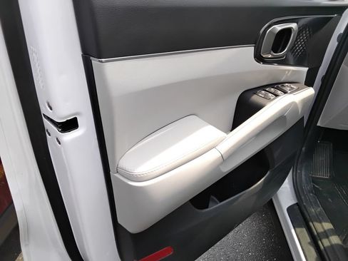Used 2025 Kia Sorento S w/ Panoramic Sunroof Package FWD image 9
