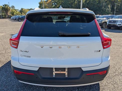 Used 2019 Volvo XC40 T5 Momentum image 4