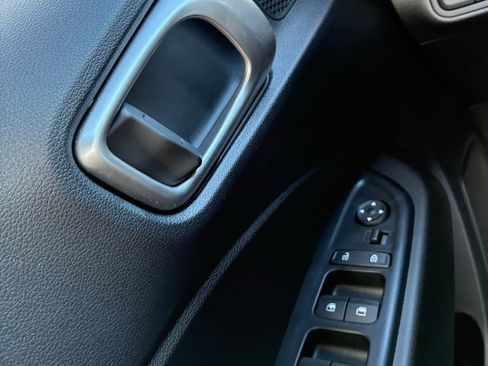 Used 2025 Hyundai Venue SE image 22