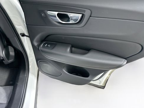 Used 2025 Volvo XC60 B5 Plus image 31