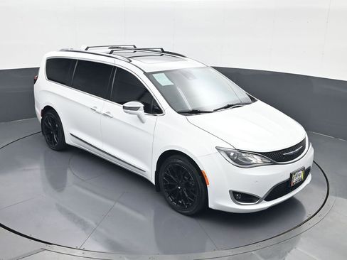Used 2018 Chrysler Pacifica Limited w/ Advanced Safetytec Group FWD image 16