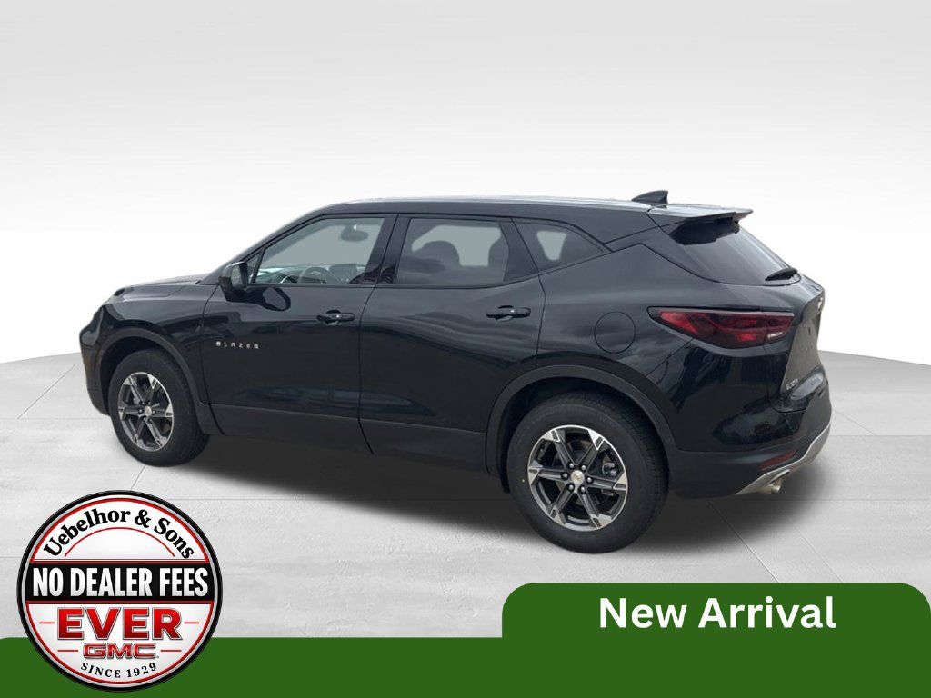 Used 2025 Chevrolet Blazer LT FWD image 8