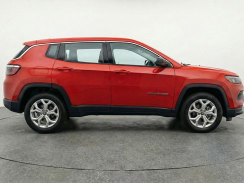 Used 2025 Jeep Compass Latitude image 11