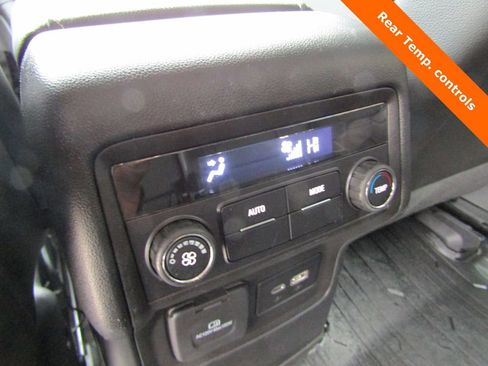 Used 2023 GMC Acadia SLT image 19