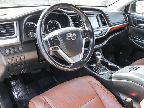 Used 2017 Toyota Highlander Limited AWD/4WD image 5