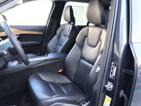 Used 2022 Volvo XC90 T6 Momentum w/ Advanced Package image 2