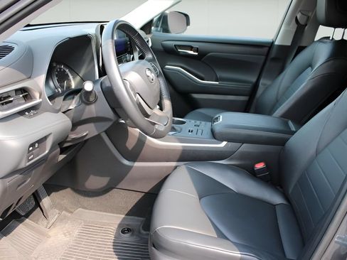 Certified 2025 Toyota Highlander XLE AWD/4WD image 9