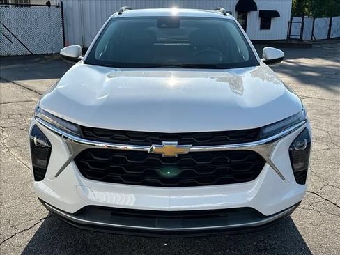 Certified 2025 Chevrolet Trax LT w/ Driver Confidence Package FWD image 4
