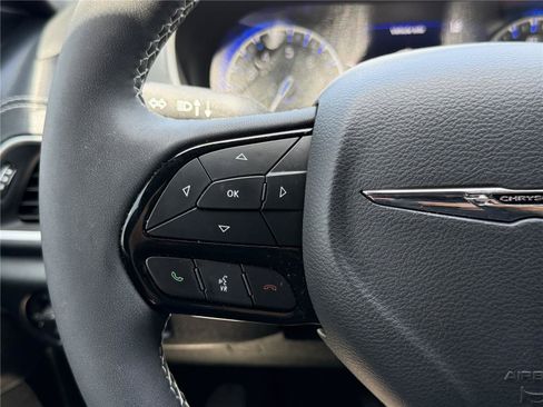 Used 2025 Chrysler Pacifica Limited FWD image 21