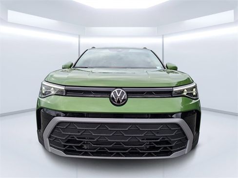 New 2026 Volkswagen Taos SE image 8