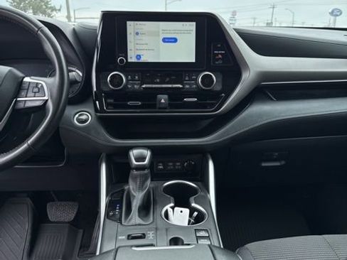 Used 2024 Toyota Highlander LE image 11