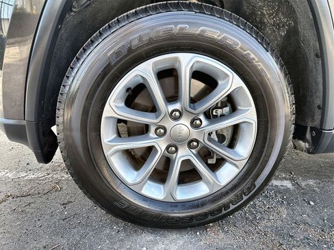 Used 2021 Jeep Grand Cherokee Laredo image 18