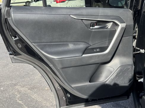 Used 2020 Toyota RAV4 XLE image 31