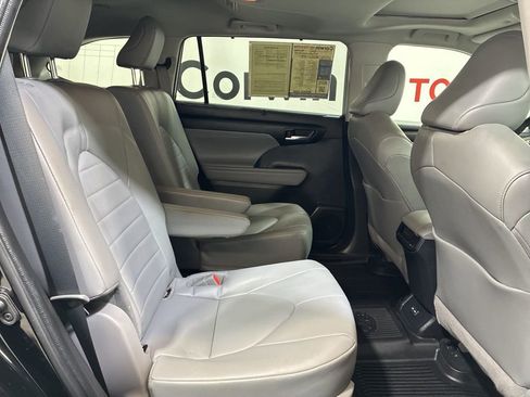 Used 2022 Toyota Highlander XLE image 15