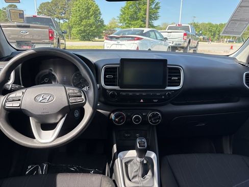 Used 2020 Hyundai Venue SE FWD image 10