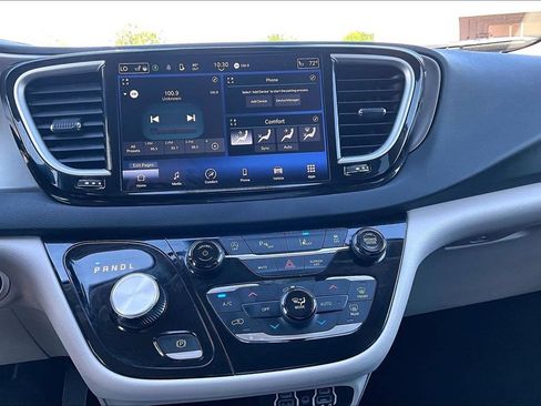Used 2023 Chrysler Pacifica Touring-L FWD image 14