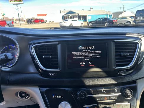 Used 2020 Chrysler Pacifica Touring-L image 39