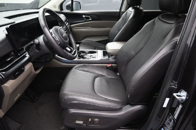 Used 2025 Kia Carnival FWD image 20