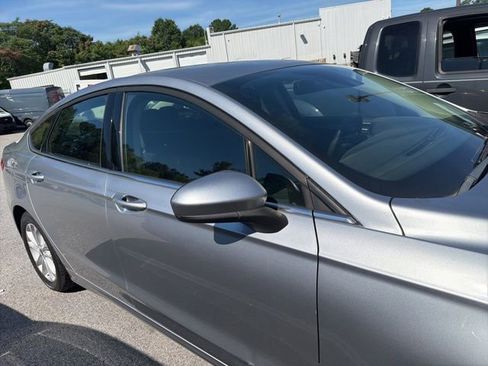 Used 2020 Ford Fusion SE FWD image 8