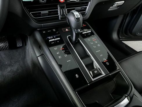 Certified 2026 Porsche Macan AWD/4WD image 19