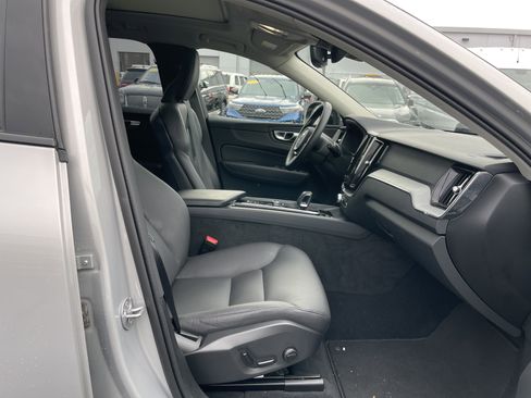 Used 2025 Volvo XC60 B5 Plus image 12