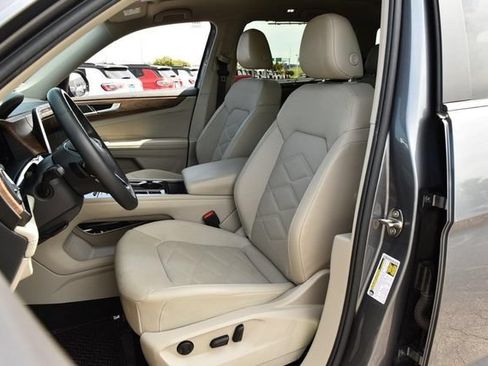 Used 2024 Volkswagen Atlas SE w/ Panoramic Sunroof Package AWD/4WD image 19