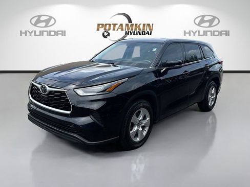 Used 2021 Toyota Highlander L FWD image 1