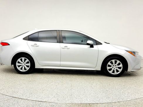 Used 2022 Toyota Corolla LE image 4