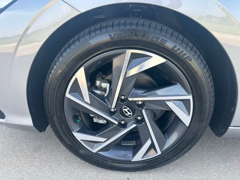Used 2025 Hyundai Elantra Limited FWD image 16