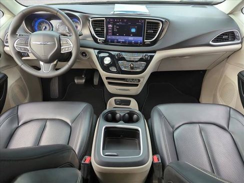 Used 2023 Chrysler Pacifica Touring-L FWD image 16