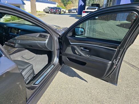 Used 2015 BMW 550i Sedan image 11