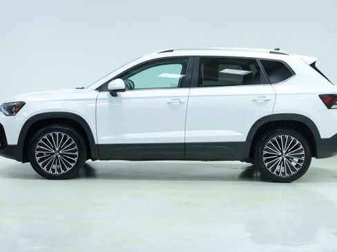 New 2025 Volkswagen Taos SE FWD image 4