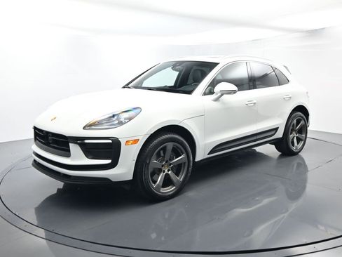 Used 2025 Porsche Macan image 1
