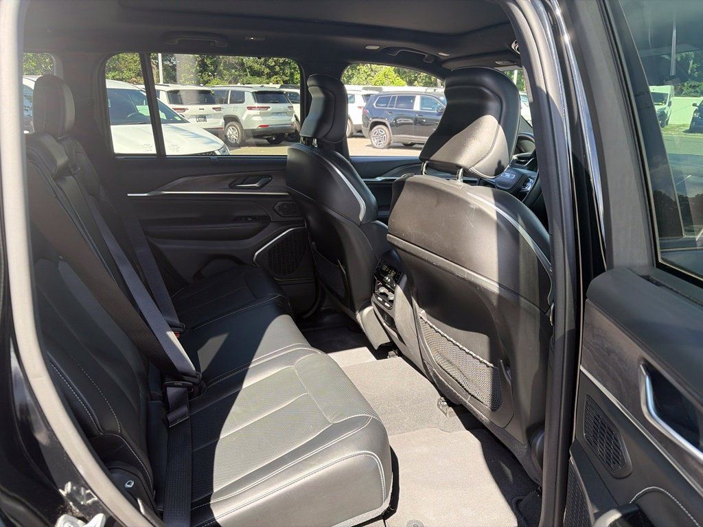 Used 2023 Jeep Grand Cherokee Overland w/ Adv Protech Group III AWD/4WD image 5