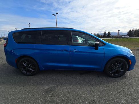 New 2026 Chrysler Pacifica Limited FWD image 2