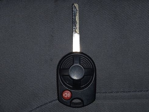 Used 2017 Ford Escape SE w/ SE Sport Appearance Package image 32