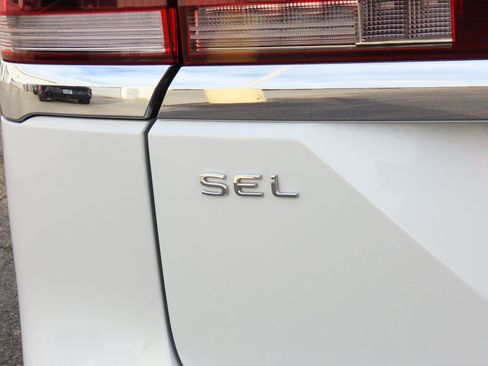 Certified 2024 Volkswagen Atlas SEL Premium R-Line image 22